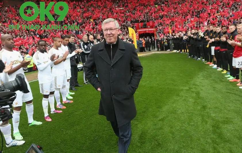 Ngày giải nghệ, Sir Alex đã nhận tràng pháo tay từ hàng vạn CĐV, thậm chí là đối thủ